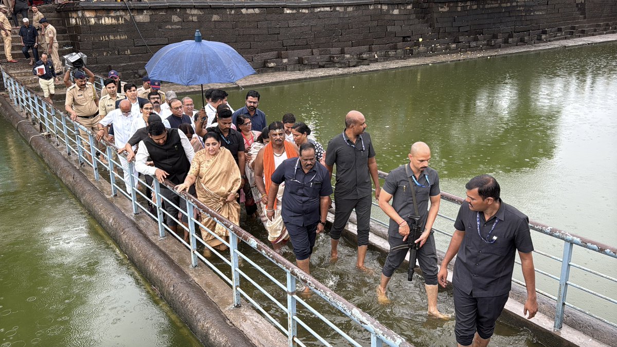 SunetraA_Pawar's tweet photo. आज ऐतिहासिक व पवित्र कंकालेश्वर मंदिरात जाऊन भगवान शंकरांचे विधिवत अभिषेक करून दर्शन घेतले.

त्यानंतर मंदिर परिसरात सुरू असलेल्या विकासकामांची प्रत्यक्ष पाहणी करून विकास आराखड्याचा सविस्तर आढावा घेतला. मंदिराचे ऐतिहासिक, धार्मिक आणि सांस्कृतिक महत्त्व लक्षात ठेवून ही कामे चांगल्या दर्जाची, नीट नियोजनबद्ध आणि वेळेत पूर्ण व्हावीत यासाठी संबंधित अधिकाऱ्यांना आवश्यक सूचना दिल्या. तसेच पूर्ण झालेल्या काही विकासकामांचे लोकार्पणही यावेळी करण्यात आले.

भाविकांना अधिक चांगल्या सुविधा मिळाव्यात यासाठी कंकालेश्वर मंदिराचे संवर्धन आणि विकास अधिक प्रभावीपणे करण्यासाठी शासन कटिबद्ध आहे.

📍 कंकालेश्वर मंदिर, बीड