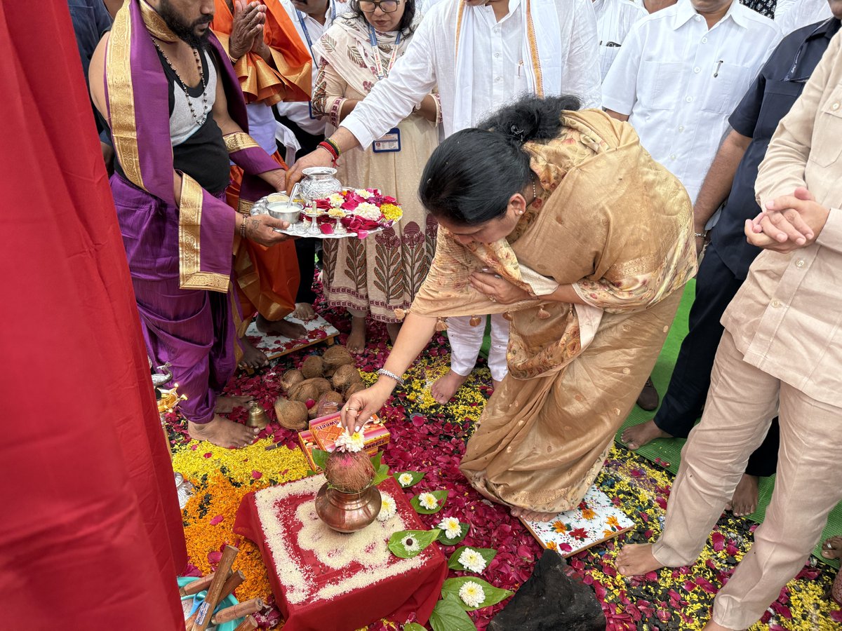 SunetraA_Pawar's tweet photo. आज ऐतिहासिक व पवित्र कंकालेश्वर मंदिरात जाऊन भगवान शंकरांचे विधिवत अभिषेक करून दर्शन घेतले.

त्यानंतर मंदिर परिसरात सुरू असलेल्या विकासकामांची प्रत्यक्ष पाहणी करून विकास आराखड्याचा सविस्तर आढावा घेतला. मंदिराचे ऐतिहासिक, धार्मिक आणि सांस्कृतिक महत्त्व लक्षात ठेवून ही कामे चांगल्या दर्जाची, नीट नियोजनबद्ध आणि वेळेत पूर्ण व्हावीत यासाठी संबंधित अधिकाऱ्यांना आवश्यक सूचना दिल्या. तसेच पूर्ण झालेल्या काही विकासकामांचे लोकार्पणही यावेळी करण्यात आले.

भाविकांना अधिक चांगल्या सुविधा मिळाव्यात यासाठी कंकालेश्वर मंदिराचे संवर्धन आणि विकास अधिक प्रभावीपणे करण्यासाठी शासन कटिबद्ध आहे.

📍 कंकालेश्वर मंदिर, बीड