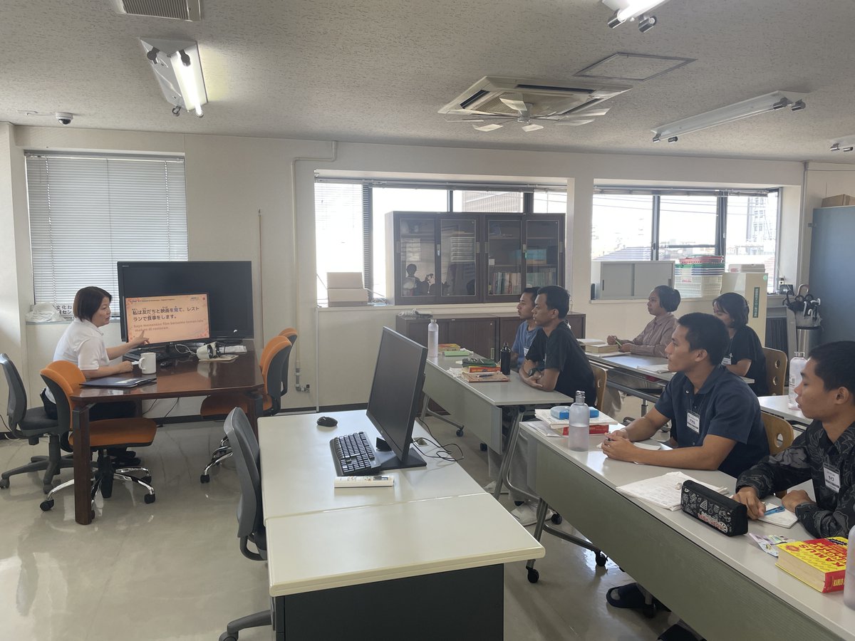 ecoproject_coop's tweet photo. ７月最後の日となりますが、本日も朝からとても暑いです☀
写真は、入国後講習を受けているインドネシア人の技能実習生たちです。
水分補給をしながら、日本語をたくさん勉強してくださいね👍 https://t.co/Ux042VWvo2