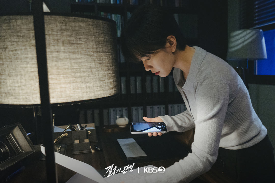 KBS_drama's tweet photo. [#결혼의완성] [📸]

서서히 드러나는 진실🧩
반전으로 향하는 결정적 단서

💍 이혼 직전 납치된 아내를 구하기 위해 인면수심의 범죄자와 극한 사투를 벌이게 된 한 남자의 위험천만한 범죄스릴러

KBS 2TV 토일 미니시리즈 [결혼의 완성]
매주 토 · 일 밤 9시 20분 방송

#KBS #KBS2 #KBSDRAMA #KDRAMA #결혼의완성 #TheHusband #남궁민 #이설 #김대명 #이상희