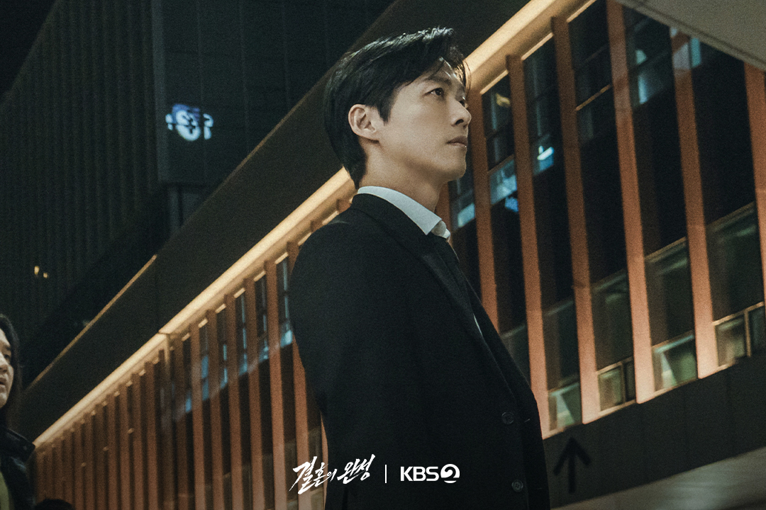 KBS_drama's tweet photo. [#결혼의완성] [📸]

서서히 드러나는 진실🧩
반전으로 향하는 결정적 단서

💍 이혼 직전 납치된 아내를 구하기 위해 인면수심의 범죄자와 극한 사투를 벌이게 된 한 남자의 위험천만한 범죄스릴러

KBS 2TV 토일 미니시리즈 [결혼의 완성]
매주 토 · 일 밤 9시 20분 방송

#KBS #KBS2 #KBSDRAMA #KDRAMA #결혼의완성 #TheHusband #남궁민 #이설 #김대명 #이상희