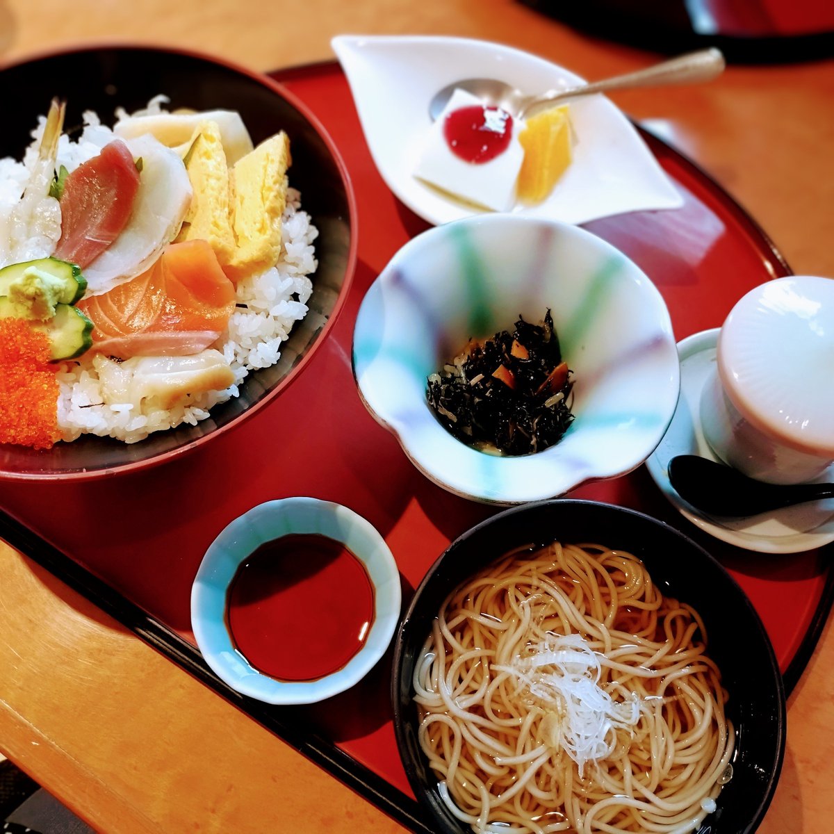 abikasisu's tweet photo. 今日のランチ　八戸市田向『浜膳』Ａランチを蕎麦セットで🥢海鮮丼が美味しかった https://t.co/xUEDXoGQSw
