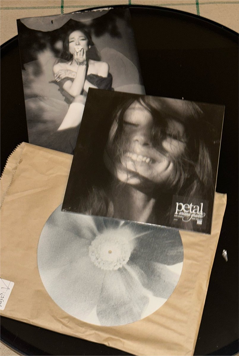 _xguy's tweet photo. petal vinyl and freebies secured!!! https://t.co/BUVp5oxnv7