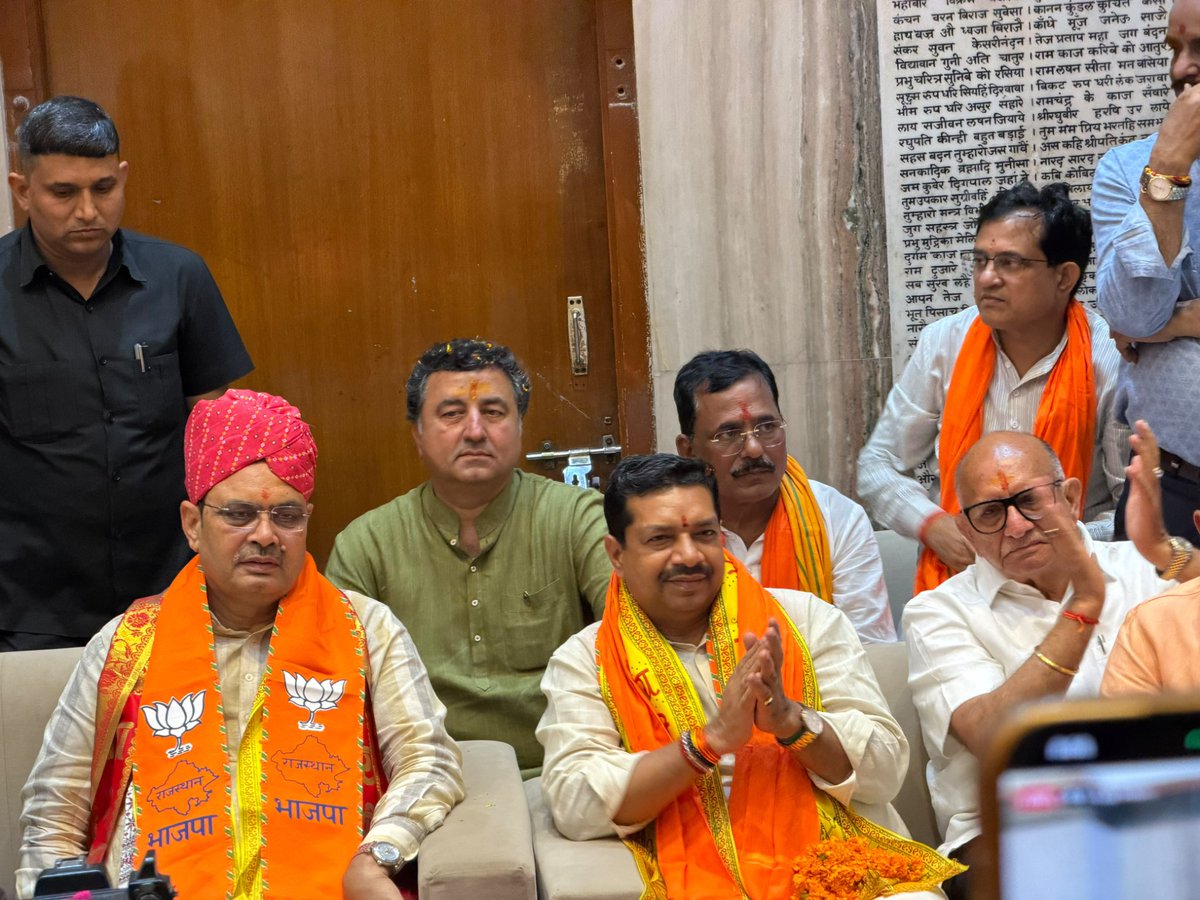 kkvishnoibjp's tweet photo. संत शिरोमणि सद्गुरु श्री गुरु रविदास जी महाराज के समरसता संदेश को जन-जन तक पहुँचाने का प्रेरणादायी अभियान...

वाराणसी से सामाजिक समरसता का पावन संदेश लेकर जयपुर पहुँची मंगल कलश रथ यात्रा का राजापार्क स्थित श्रीराम मंदिर में आत्मीय एवं गरिमामय स्वागत किया। इस अवसर पर माननीय मुख्यमंत्री श्री @BhajanlalBjp जी ने संत शिरोमणि सद्गुरु श्री गुरु रविदास जी महाराज की पावन जन्मस्थली से लाई गई पवित्र माटी से युक्त मंगल कलश का श्रद्धापूर्वक पूजन एवं अभिनंदन किया।

संत शिरोमणि सद्गुरु श्री गुरु रविदास जी महाराज ने अपने जीवन एवं वचनों के माध्यम से समाज को समता, सामाजिक समरसता, मानव सेवा और सद्भाव का अमूल्य संदेश दिया। यह मंगल कल��� उसी दिव्य प्रेरणा का प्रतीक है, जो प्रत्येक व्यक्ति को भेदभाव से ऊपर उठकर समानता, भाईचारे और पारस्परिक सम���मान के साथ राष्ट्र निर्माण में सहभागी बनने की प्रेरणा देता है।

'समरसता संकल्प अभियान' के माध्यम से संत गुरु रविदास जी महाराज के लोककल्याणकारी विचारों को राजस्थान के गाँव-गाँव, ढाणी-ढाणी और जन-जन तक पहुँचाने का यह प्रयास सामाजिक एकता और समरसता को नई ऊर्जा प्रदान करेगा तथा विकसित राजस्थान के संकल्प को और अधिक सुदृढ़ बनाएगा।

इस अवसर पर उपमुख्यमंत्री श्री प्रेमचंद बैरवा जी, भाजपा के प्रदेश महामंत्री (संगठन) श्री अजेय कुमार जी, पूर्व प्रदेश अध्यक्ष श्री अशोक परनामी जी, प्रदेश महामंत्री श्री श्रवण सिंह बगड़ी जी, श्री भूपेंद्र सैनी जी, श्री कैलाश मेघवाल जी, प्रदेश उपाध्यक्ष श्री मुकेश दाधीच जी, श्री बिहारीलाल बिश्नोई जी, विधायक श्री गोपाल शर्मा जी, प्रदेश मंत्री श्री सीताराम पोसवाल जी सहित जनप्रतिनिधिगण, पार्टी पदाधिकारी, कार्यकर्ता, श्रद्धालु एवं बड़ी संख्या में क्षेत्रवासी उपस्थित रहे।

@BJP4Rajasthan @BJP4India @RajGovOfficial @RajCMO @DIPRRajasthan
