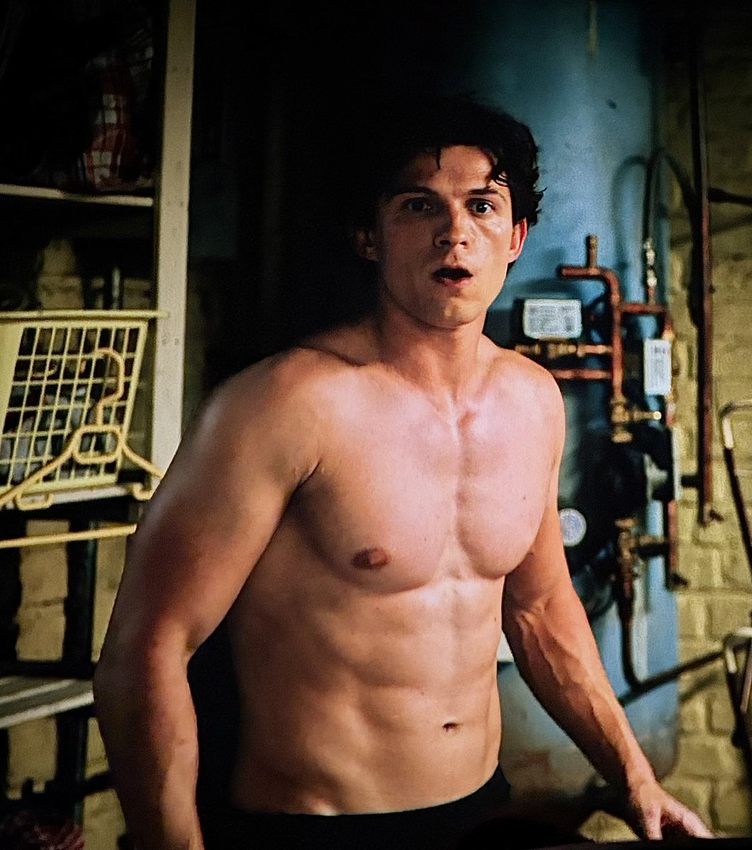 sergiebean's tweet photo. Los pecs de Tom Holland son la mejor parte de la trama en Brand New Day. 🤭😋 https://t.co/2JMkZEgHUP