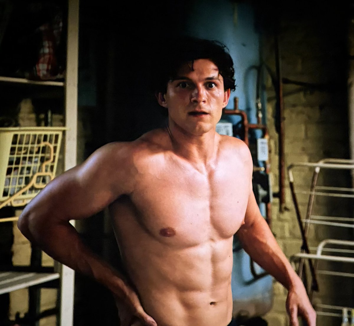 sergiebean's tweet photo. Los pecs de Tom Holland son la mejor parte de la trama en Brand New Day. 🤭😋 https://t.co/2JMkZEgHUP