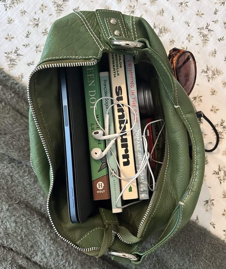 islaboards's tweet photo. yes to all plans, but always with my books. https://t.co/QMc90Odcic