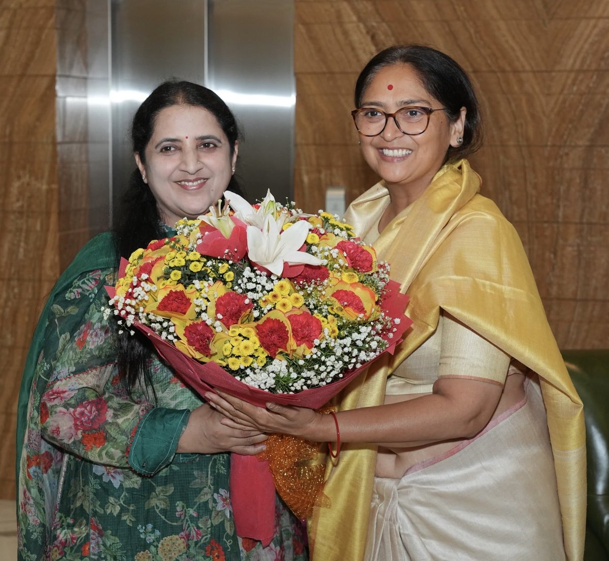 DKShivakumar's tweet photo. It was a pleasure to welcome former Chief Minister of Madhya Pradesh and senior Congress leader Shri Digvijaya Singh and Smt. Amrita Rai to our residence today. We had a warm and enriching interaction, reflecting on public life, shared experiences, and our collective commitment to serving the people.

@OfficeOfDVS