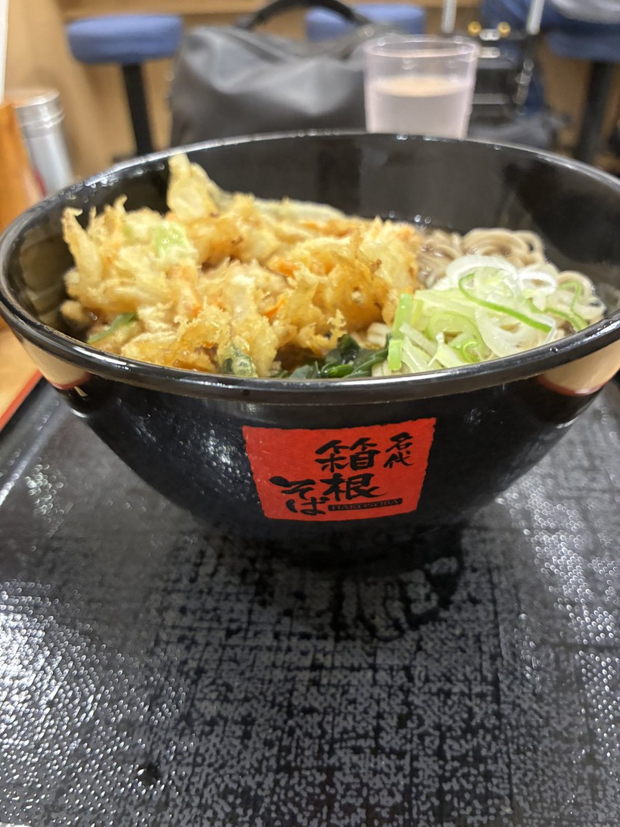 tomyspring's tweet photo. 何年ぶりがわからないくらい
久しぶりに「箱根そば」

やっぱり美味しい！
わかめも添えてあるのがイイ

つゆも出汁がきいていて
あまめで最高！

さぁ、午後のエネルギーチャージできたぞー😃 https://t.co/aYPM8sf9ic