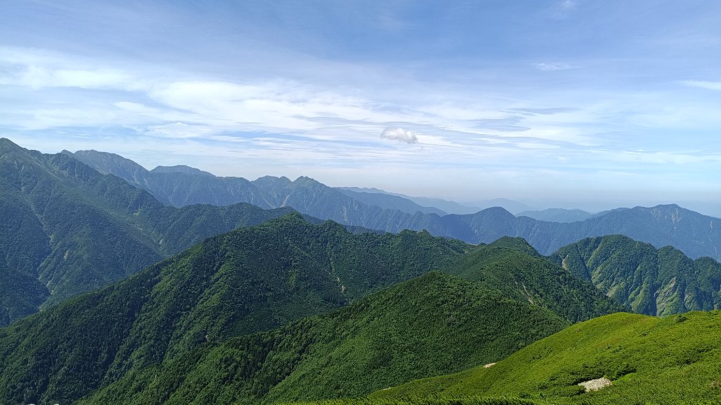 aspenrider's tweet photo. 小河内岳からさらに先にも登山道は繋がっている…あっちにも行きたい！ https://t.co/Lo99gM8hfN