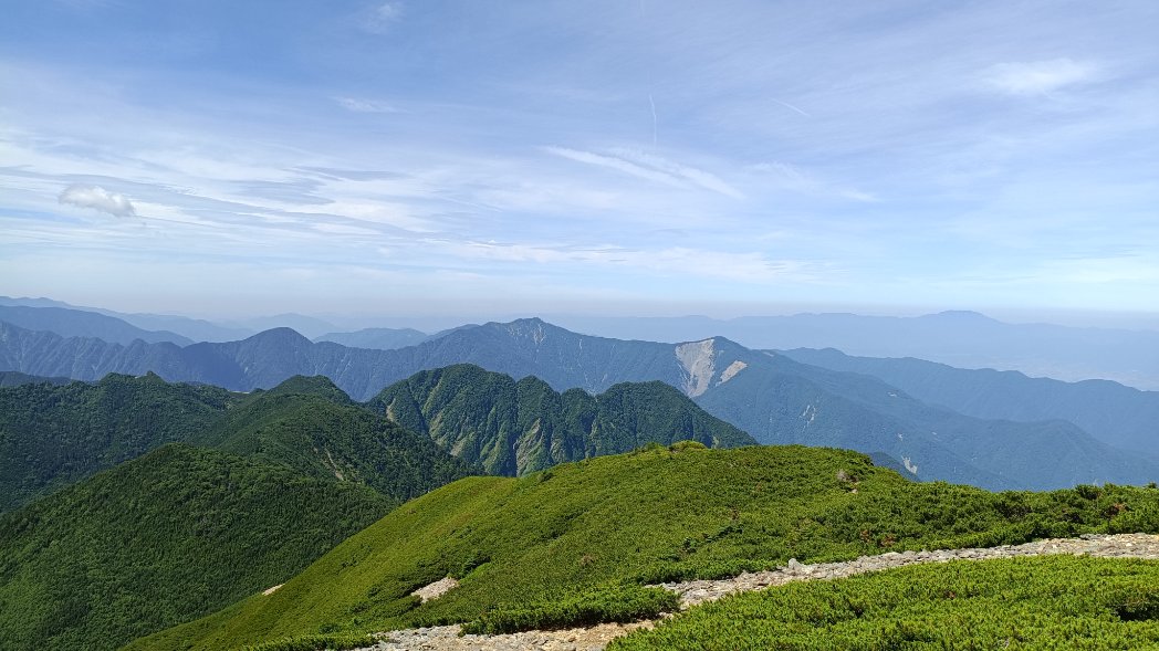 aspenrider's tweet photo. 小河内岳からさらに先にも登山道は繋がっている…あっちにも行きたい！ https://t.co/Lo99gM8hfN