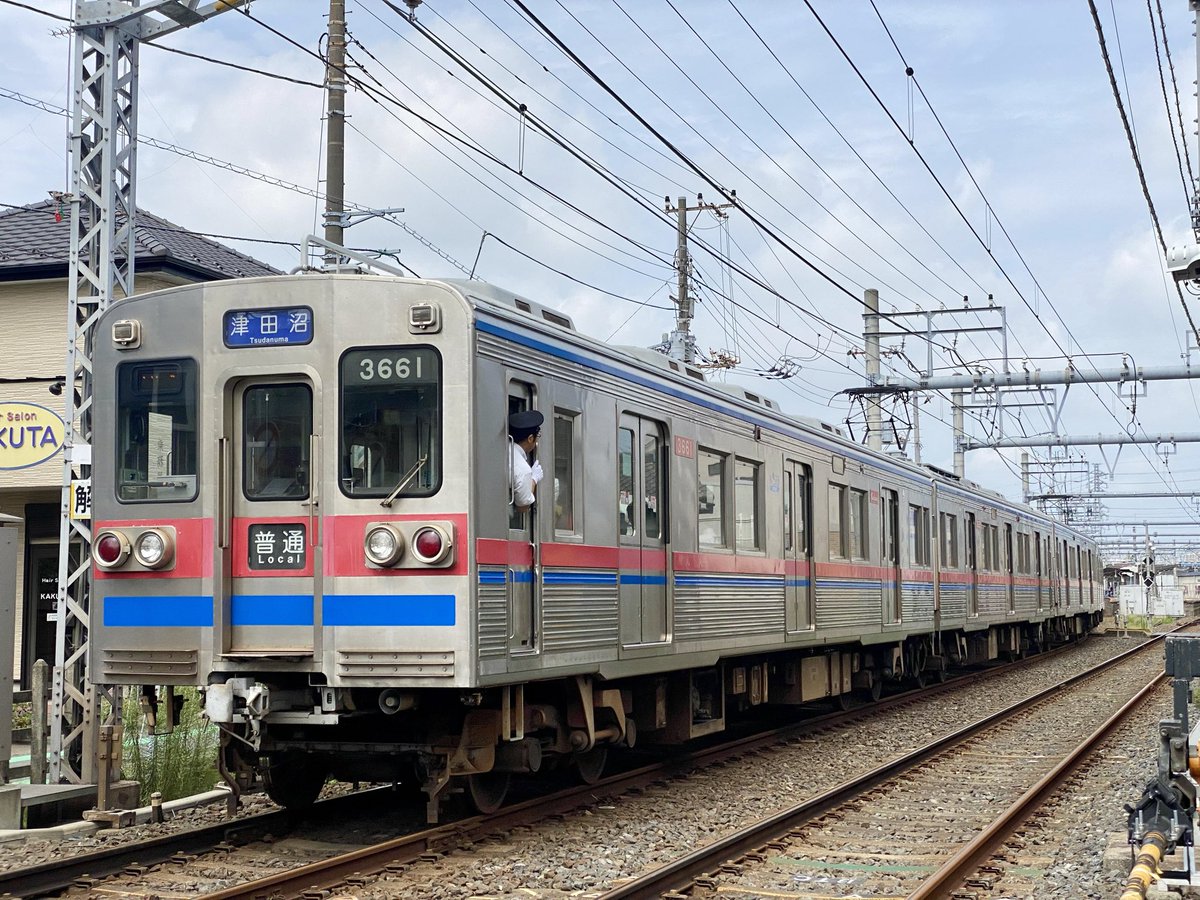 S_Stations's tweet photo. 千葉線、千葉市街のLRTみたいなんですよね。並行すれども競合せずな感じで、西日本でいう広電宮島線のような。地平駅で踏切の脇からポンと乗れるので、大柄で電車に乗るまで上下動が要るJRの駅に比べて楽だし、頻度もJRに引けを取らない。千葉中央の位置も便利だし。地元民は適宜使い分けていますよ。 https://t.co/gTdMQefSeQ