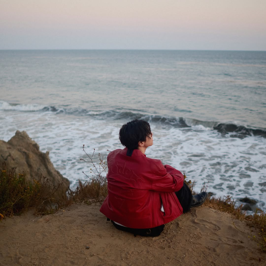 ABBIE_287's tweet photo. “Alone” พูดถึงความขัดแย้งระหว่างการพยายามหลีกหนีความรู้สึกกับความโดดเดี่ยว ไม่ว่าจะเป็นการขับรถยามค่ำคืนไปจนถึงความคิดที่วนเวียน บทเพลงถ่ายทอดความรู้สึกของการพยายามหนีจากความคิดของตัวเอง พร้อมกับค้นหาความสบายใจและการเชื่อมโยงกับใครสักคน แทนที่จะปกปิดความรู้สึกเหล่านั้น Mark เลือกเปิดเผยออกมาอย่างตรงไปตรงมา พร้อมชวนผู้ฟังให้ได้สัมผัสตัวตนที่เปราะบางและความเป็นมนุษย์มากกว่าที่เคย

cr. ไทยรัฐออนไลน์

ALONE BY MARK TUAN
#ALONE_OUTNOW
#ALONE #MarkTuan
