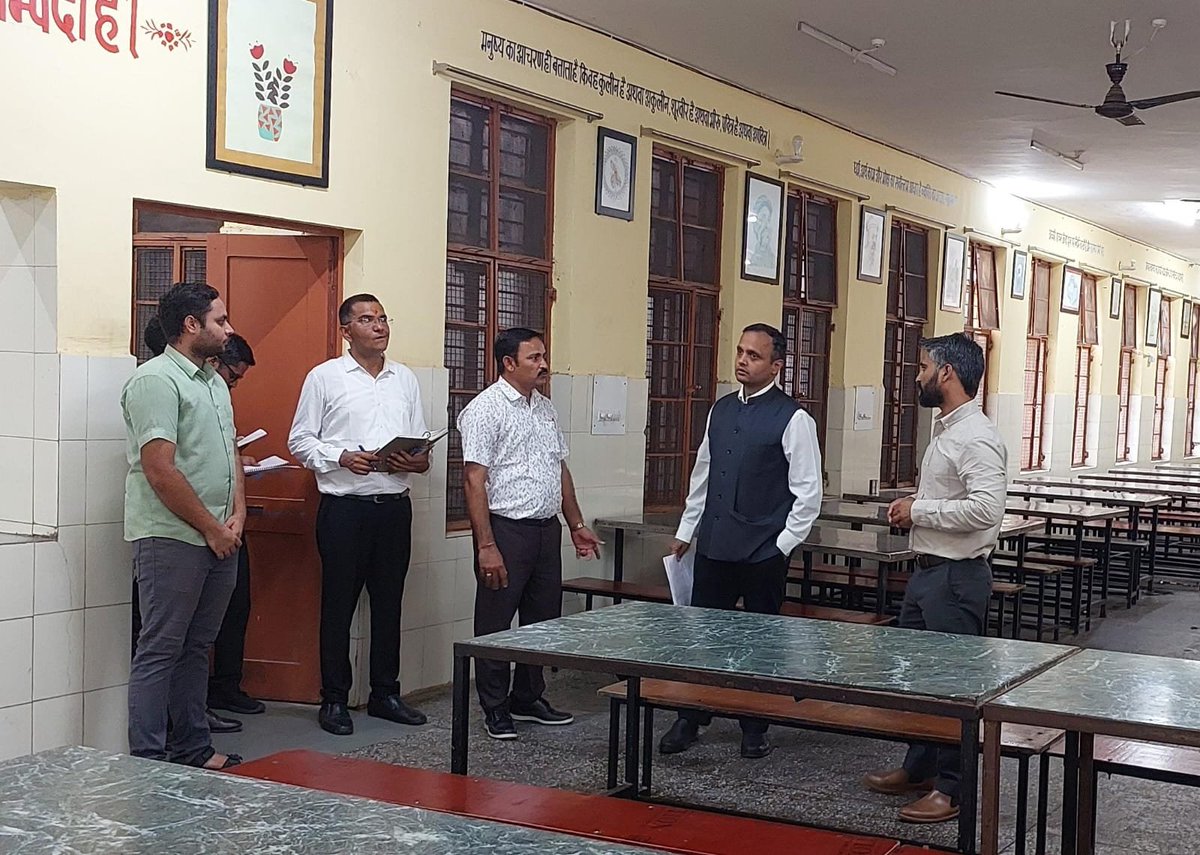 jnvsirohi's tweet photo. पीएम श्री जवाहर नवोदय विद्यालय कालन्द्री में जिला कलेक्टर श्रीमान रोहिताश्व सिंह तोमर ने विद्यालय का निरीक्षण कर शैक्षणिक एवं प्रशासनिक व्यवस्थाओं का जायजा लिया। निरीक्षण के दौरान उन्होंने कक्षाओं में विद्यार्थियों से संवाद कर उनकी पढ़ाई, अनुशासन एवं विभिन्न गतिविधियों को जाना | https://t.co/EZ0Wfdw669