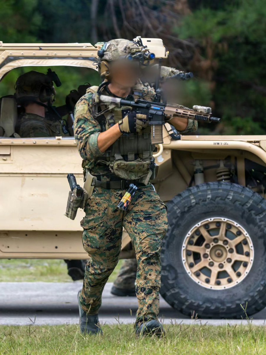 WarFlash_2630's tweet photo. 🇺🇸A U.S. Marine Raiders assigned to the 2nd Raider Battalion prepare to breach a building for a rescue mission during exercise Storm Flag Pope on Camp Lejeune, July 17, 2026. https://t.co/UY8kh7pU4F