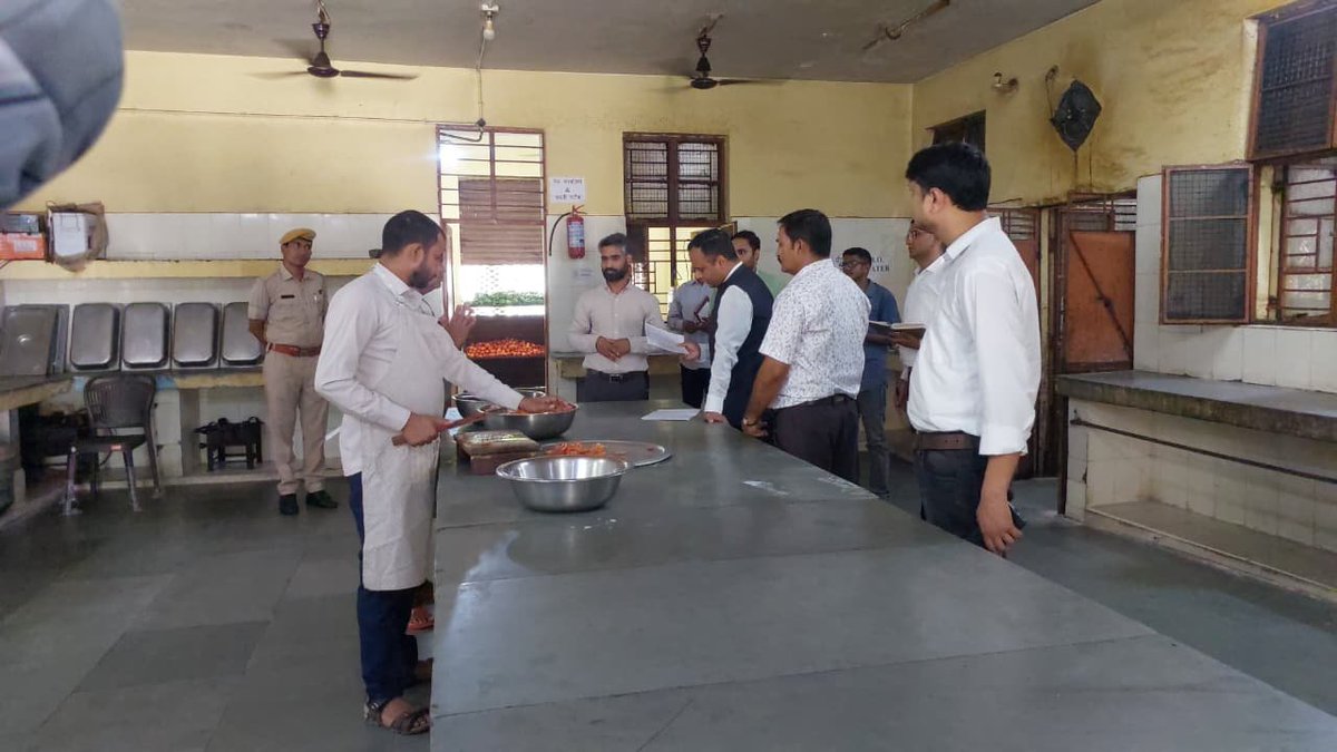 jnvsirohi's tweet photo. पीएम श्री जवाहर नवोदय विद्यालय कालन्द्री में जिला कलेक्टर श्रीमान रोहिताश्व सिंह तोमर ने विद्यालय का निरीक्षण कर शैक्षणिक एवं प्रशासनिक व्यवस्थाओं का जायजा लिया। निरीक्षण के दौरान उन्होंने कक्षाओं में विद्यार्थियों से संवाद कर उनकी पढ़ाई, अनुशासन एवं विभिन्न गतिविधियों को जाना | https://t.co/EZ0Wfdw669