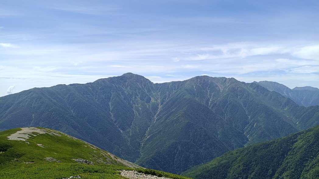 aspenrider's tweet photo. 小河内岳からさらに先にも登山道は繋がっている…あっちにも行きたい！ https://t.co/Lo99gM8hfN