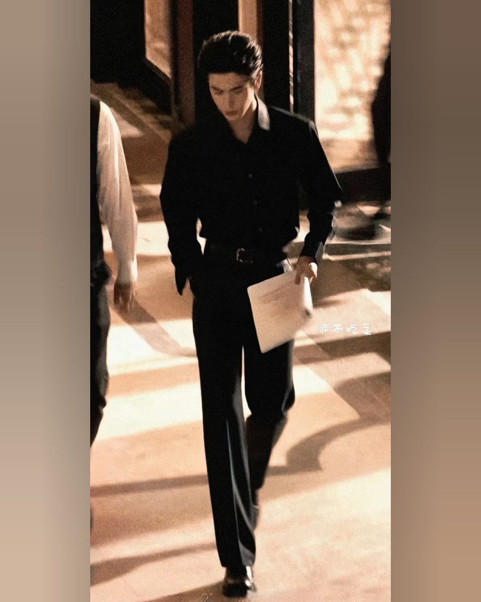 everydayzlh's tweet photo. this pics of daddy qingyi just lives in my mind rent free🫠 I need him to play as villain in this look😭

#zhanglinghe 🔥 #Overdo 🎬 https://t.co/OLc5cRYmng