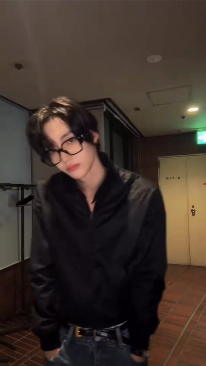 booburries's tweet photo. ไม่ค่อยเห็นวอนบินแต่งตัวแบบนี้อะ ใส่เสื้อเชิ้ตแล้วทับในกางเกง บวกกับแว่นกรอบดำอีก เหมือนติ๋มต้ม ติ๋มไม่จริง ประสบการณ์โดนติ๋มหลอก ฮอตเนิร์ด หล่ออะ อยากมีสิทธิ์หวง https://t.co/4jKLUyqRrw