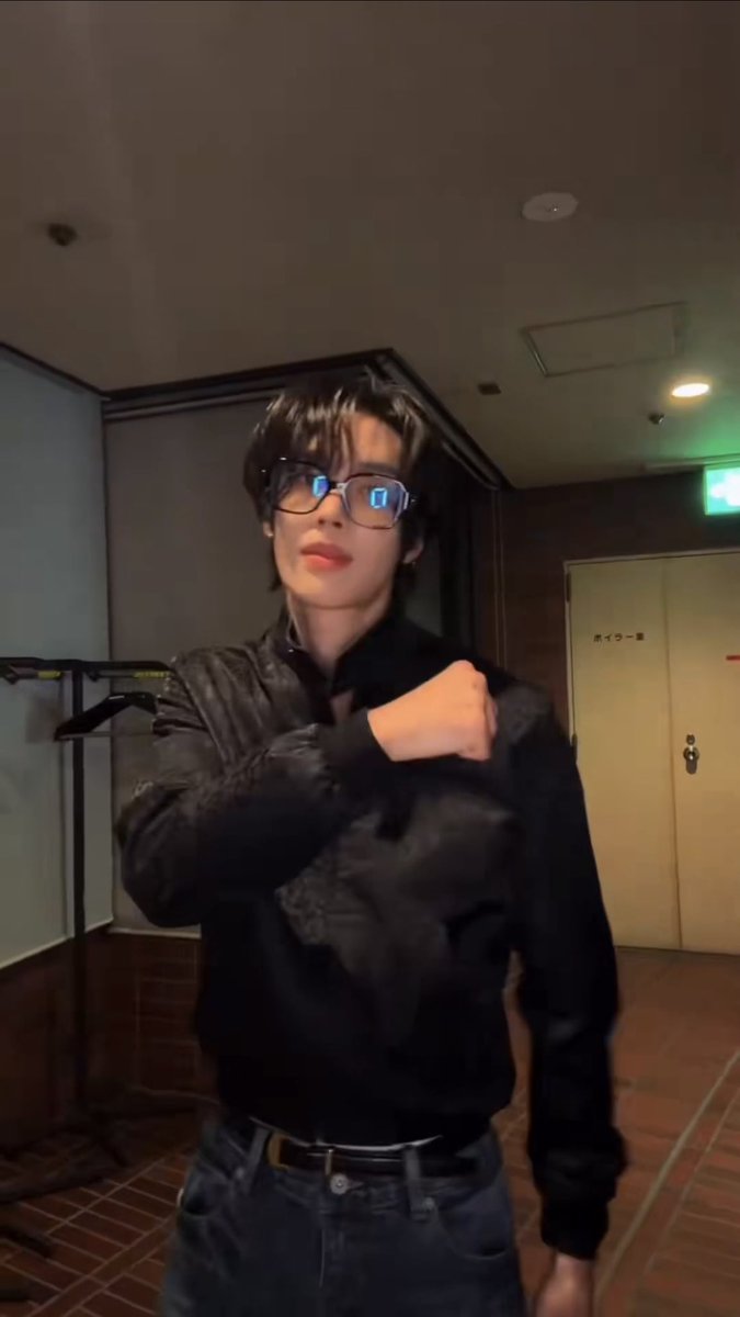 booburries's tweet photo. ไม่ค่อยเห็นวอนบินแต่งตัวแบบนี้อะ ใส่เสื้อเชิ้ตแล้วทับในกางเกง บวกกับแว่นกรอบดำอีก เหมือนติ๋มต้ม ติ๋มไม่จริง ประสบการณ์โดนติ๋มหลอก ฮอตเนิร์ด หล่ออะ อยากมีสิทธิ์หวง https://t.co/4jKLUyqRrw