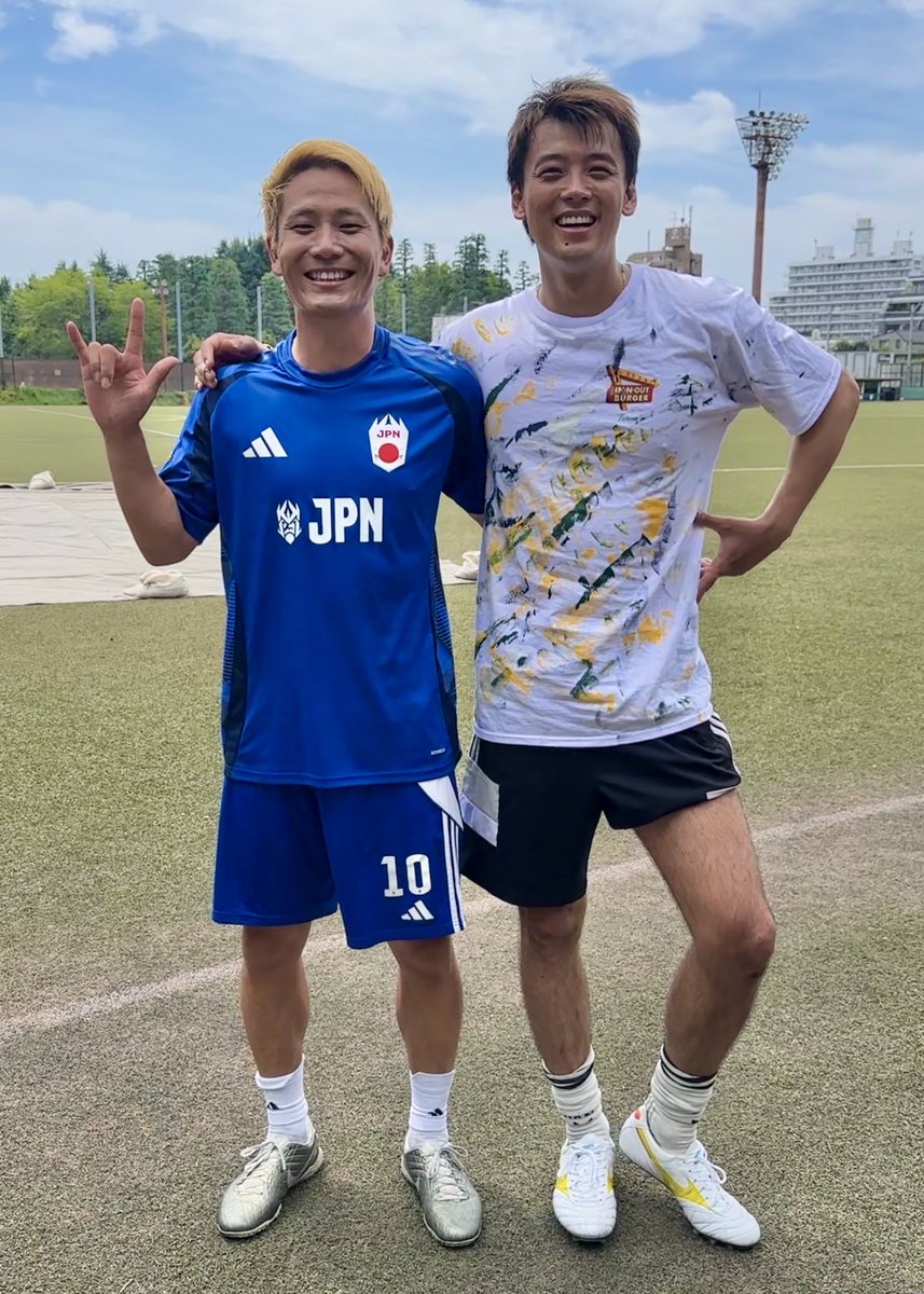 winners_koujiro's tweet photo. スーパースターとプレーしてきた⚽️
KINGS知ってくれてました👑
嬉しすぎてBIGMANO出ました🤟
@takeuchi_ryoma 
#kingsworldcup
#竹内涼真
#mano https://t.co/HLJEbVnkxc