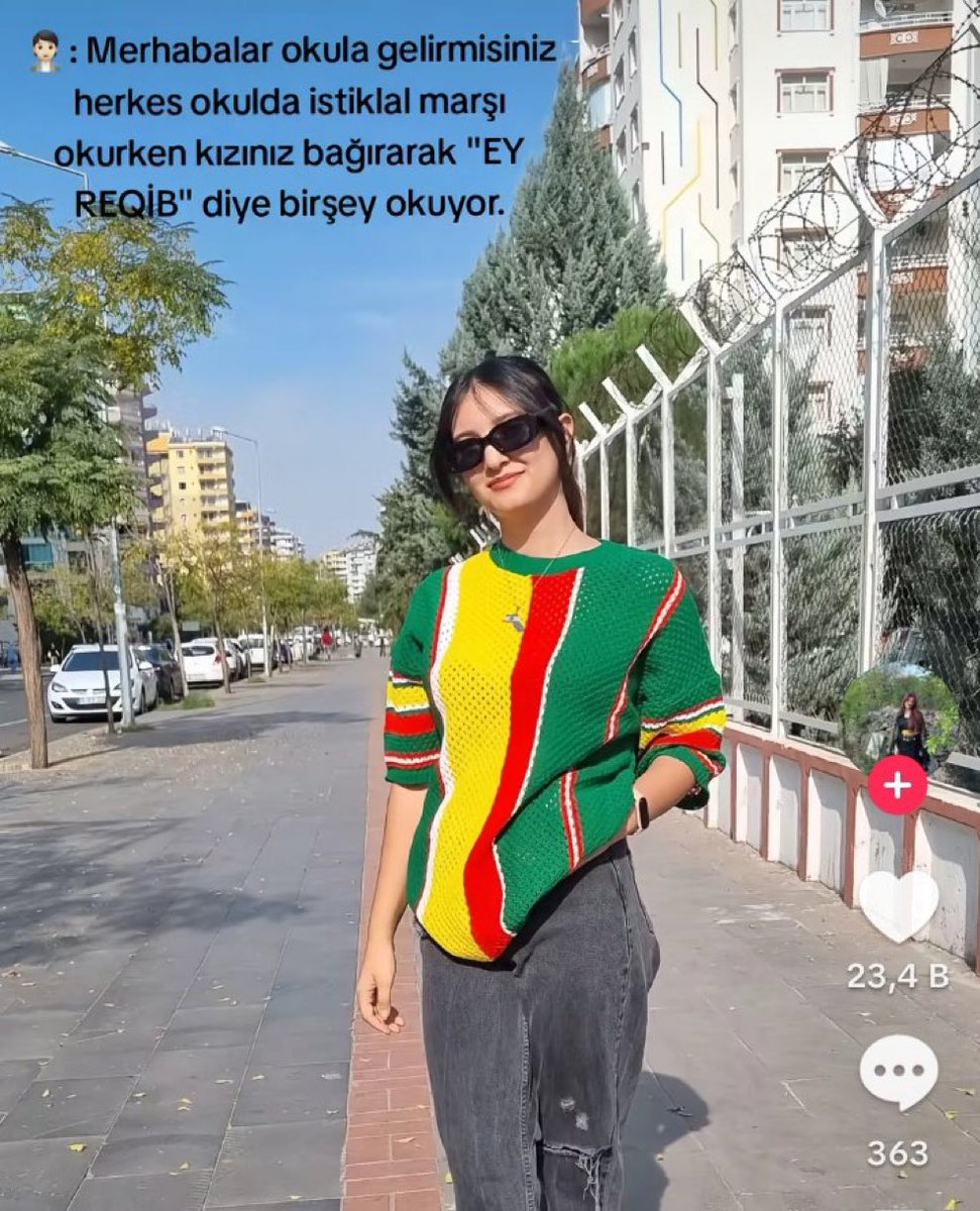 gokceekatuun's tweet photo. Ülkemde terörist istemiyorum! 
PKK bayrağını üstüne giymiş, boynuna Türkiye topraklarını Kürdistan toprağı gösteren kolye takmış ve istiklal marşına düşmanlık ediyor!
Siyasetle bu sorun çözülmez tek çözüm tehcir! https://t.co/tigMYN0Ev5