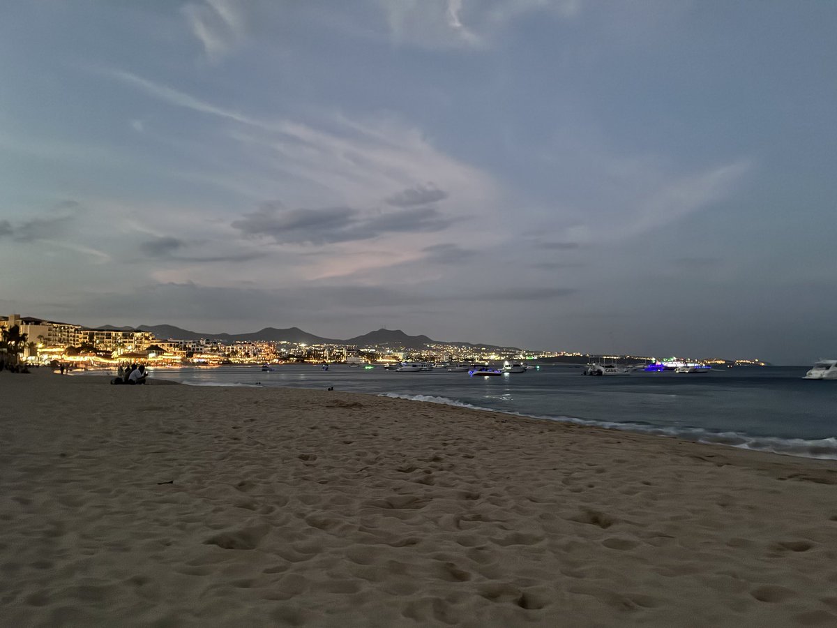 Daycst19's tweet photo. Y si, si lloré en la playa a las 7 pm porque wtf ¿Quién soy yo sin mi fragilidad de sentir demasiado? https://t.co/TvrN7hGmEA