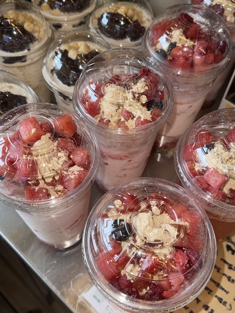 pinkwgreen's tweet photo. 갑자기 나온 컴포즈 신메뉴 수박화채 2종
알바생이 리뷰해드립니다 .. 🍉(4,500원)

[구미식 사이다 수박화채]
자몽베이스가 들어가서 상큼쌉쌀달콤함!! 
진짜 딱 탄산 들어간 정석 수박화채 먹고싶으면 이거먹으면될듯

[구미식 딸기우유 수박화채] 
딸기 과육이 그대로 씹혀서 real 딸기우유베이스임 난 이게 더 취향이었음

토핑에 연유소스, 꿀, 미숫가루 올라가있어서 퀄리티 꽤괜이고 이 가격이면 먹을만한듯 
그나저나 화채까지 하냐 이제 😮‍💨
이쯤되면 이래도 퇴사안해? 하는것같음 ㅋㅋㅋ
아무튼 토핑은 똑같으니 베이스 보고 골라묵어
