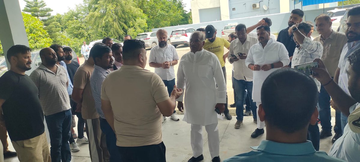 TheArvindPandey's tweet photo. जन संवाद !

जन समस्याओं के निस्तारण हेतु निरंतर किए जा रहे प्रयासों के क्रम में आज संतोषनगर गूलरभोज आवास स्थित कैंप कार्यालय में आये क्षेत्रवासियों से मुलाकात कर उनकी समस्याओं को सुना और उनकी समस्याओं के शीघ्र निस्तारण के लिए सम्बंधित अधिकारियों को निर्देशित किया।

#Gadarpur https://t.co/4x6FEeBGA2