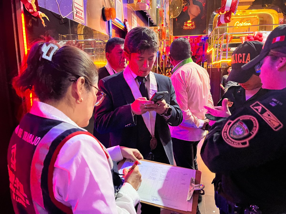 FiscaliaPeru's tweet photo. 🚨 #AcciónFiscal | Quinta Fiscalía de Prevención del Delito de Lima Centro, liderada por el fiscal provincial Luis Torres Tapia, dirige un operativo en el distrito de Ate a fin de evitar la comisión de delitos de trata de personas y explotación sexual, favorecimiento a la prostitución y proxenetismo, extorsión, omisión de funciones y otros ilícitos conexos.