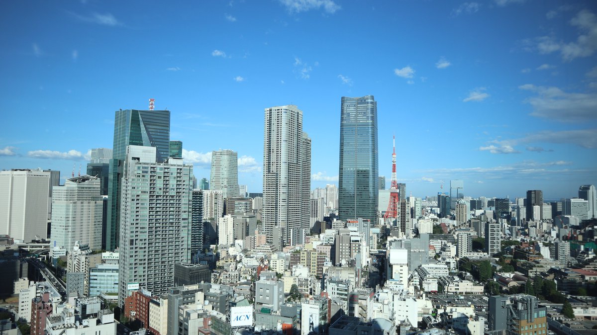 JTOWER_pr's tweet photo. 【JTOWERの新オフィス】
社内には「Hills」「Fuji」「Jingu」と方角ごとに違った景色が楽しめるエリアがあります！

今回ご紹介するのはHillsサイド🏙️✨
青空に映える高層ビル群と東京タワーを一望できる、開放感抜群のロケーションです。

綺麗な景色を眺めながらの仕事は、気分転換やアイデア出しにもぴったりです！

＼JTOWERで一緒に働きませんか？／
採用情報はこちらからご覧いただけます。
https://t.co/6QajaNWWuk

#インフラシェアリング
#JTOWER
#オフィス紹介
#中途採用 #新卒採用