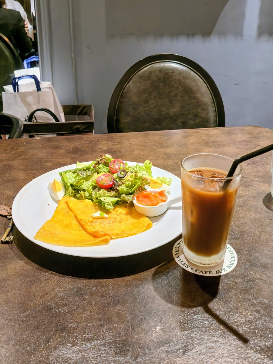 PowerTransAm's tweet photo. 東京駅に到着後、八重地下のAUX BACCHANALESというお店にて打合せ会食！

オムライス、キッシュがオススメのようでしたが、チーズガレット&amp;ニース風サラダプレートを美味しくいただきました😋🎵

そして、また新幹線にて移動中！ https://t.co/PaDoORNkZc