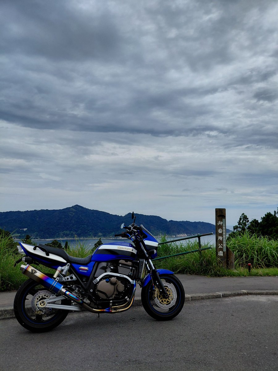 300_to's tweet photo. 今日は久しぶりにコバルトラインへ🏍️
お昼何処で食べるか悩みつつ雨雲から逃げ岩沼まで戻り「食事処 味里」さんへ。冷たいらーめんと半チャーハン😋
食べ終わり店を出たら雨が…😇
ずぶ濡れにならない程度で良かった～🤣 https://t.co/lkrCln3qJo
