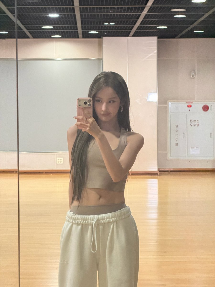 bluecat_off's tweet photo. 연습실 거울셀카 이거 정말 좋내요//💕 https://t.co/mjm92bDiza