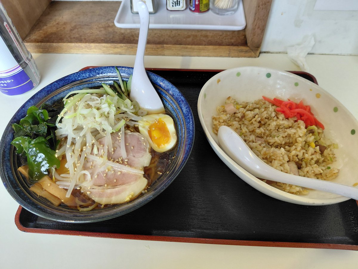 300_to's tweet photo. 今日は久しぶりにコバルトラインへ🏍️
お昼何処で食べるか悩みつつ雨雲から逃げ岩沼まで戻り「食事処 味里」さんへ。冷たいらーめんと半チャーハン😋
食べ終わり店を出たら雨が…😇
ずぶ濡れにならない程度で良かった～🤣 https://t.co/lkrCln3qJo
