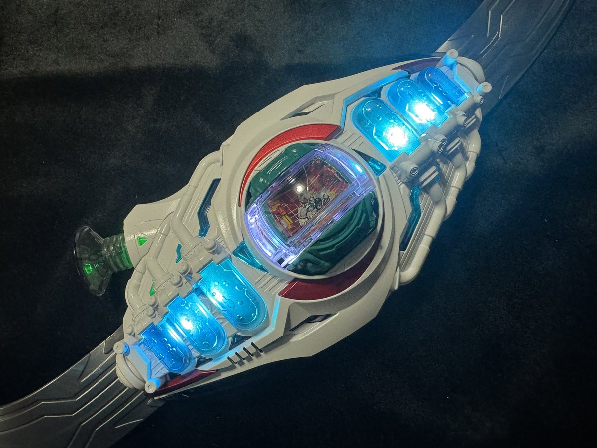 sordform's tweet photo. ロードインヴォーカーの塗装再チャレンジ。
今回はゼロイダー(というかサイクロン号)モチーフのカラーリングでヒーロー然としたイメージで。カプセムもライダー仕様を絵柄作成して合わせた
 #仮面ライダーゼッツ https://t.co/20bbHy1ztJ