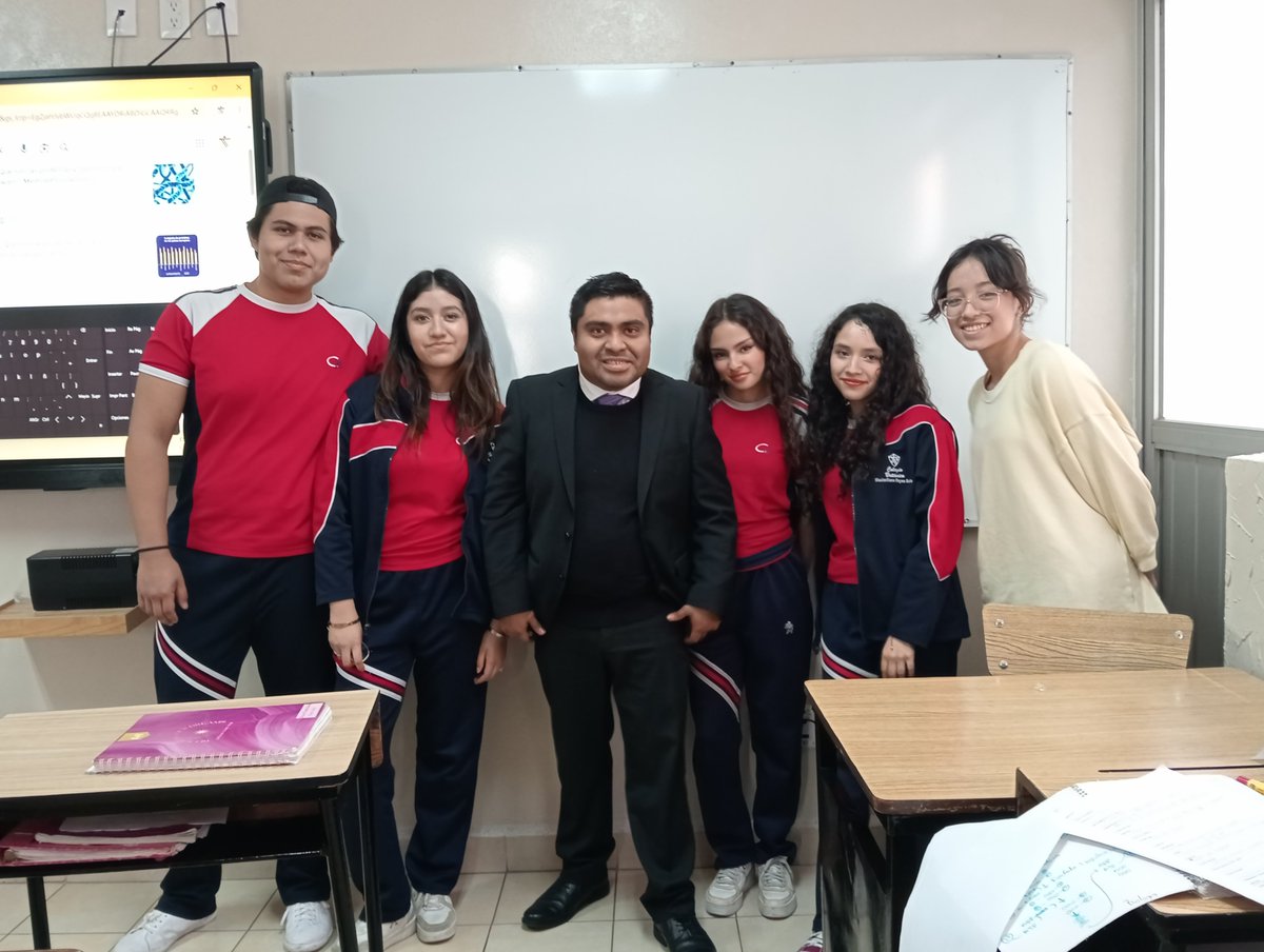 Hector_oswaldo's tweet photo. Del pizarrón al escenario: testigo y partícipe del crecimiento de mis alumnos. No hay mayor privilegio que contribuir a la construcción de una generación que piensa con claridad y sueña con altura.
Área 1 y 2.  🍃🍂 https://t.co/RWvgYDIaT3