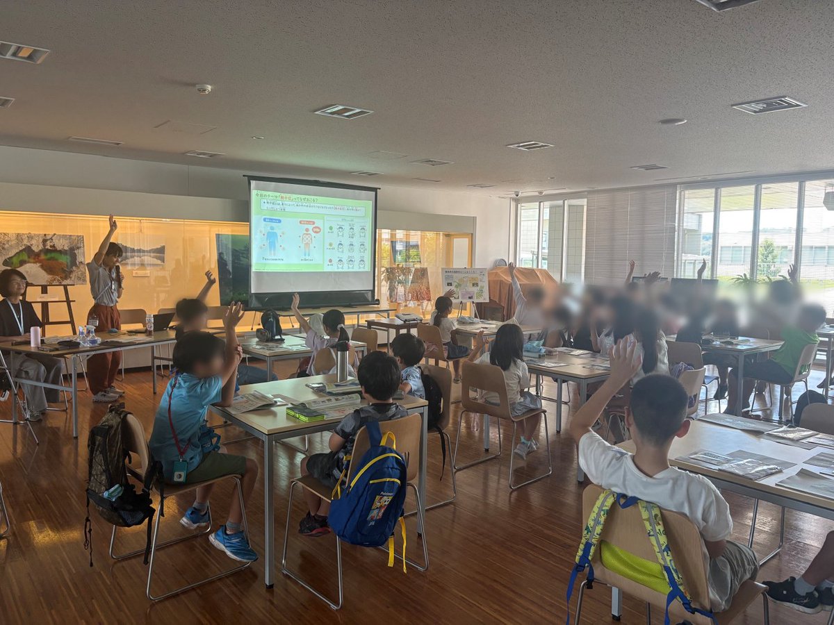 tekiou_center's tweet photo. 7月29日(水)に、青梅市主催の打ち水イベントを行いました🎐

暑さ指数の測定、サーモカメラを使った気化熱の実験など、楽しみながら #熱中症対策 を学びました！
打ち水体験では、実際に気温が下がる様子も確認🌡️
涼しさを実感してもらいました☺️

たくさんのご参加、ありがとうございました！✨ https://t.co/ovCEwvoQdZ