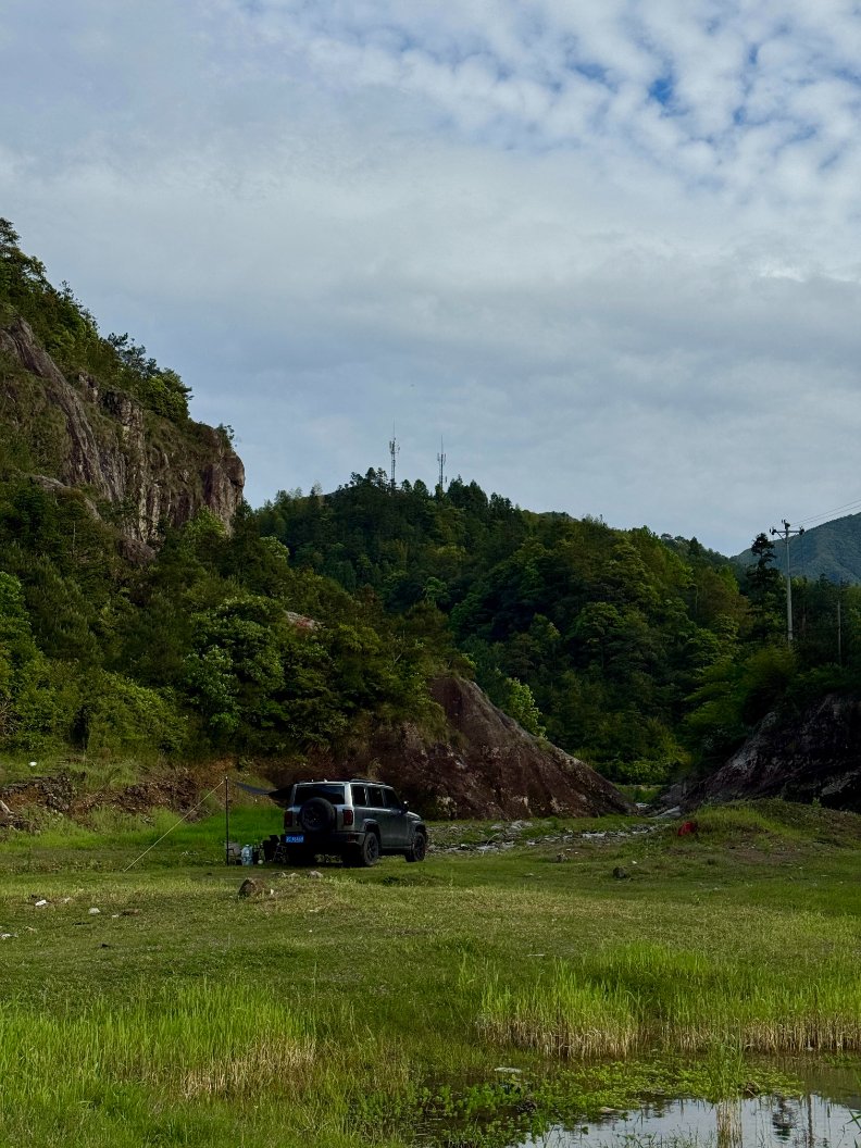 CreamHush's tweet photo. SUV parked on the grass, mountains and stream around, the whole valley feeling like mine. Old temple tucked in the green, water through the trees, quiet enough to just sit. Cows on the way back, that gentle country vibe so real 🐂🚙 https://t.co/pcEuQlYTUy