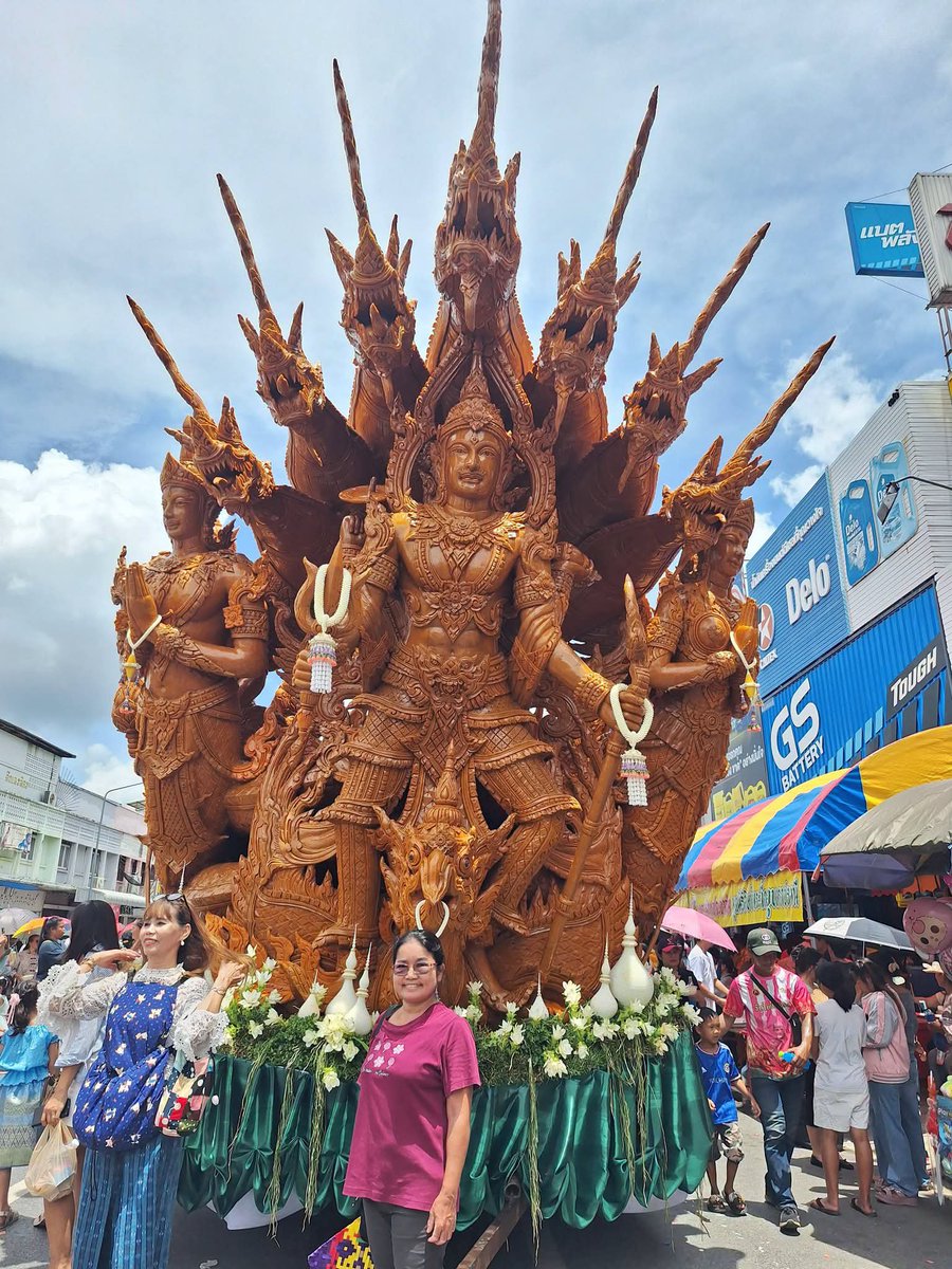 Klutarlnb's tweet photo. ต้นเทียนใหญ่"วัดไชยมงคล"ปีนี้ได้อันดับ๒เป็นต้นเทียนที่สวยงามมากๆอีก1 ต้น สวยงามและอลังการวิจิตรตระการตาจริงๆในฝีมือของคนไทยที่แกะสลักเทียนออกมาเป็นรูปลักษณ์ต่างๆมาดูกับตาเห็นแล้วทึ่งเลย #งานแห่เทียนพรรษาจังหวัดอุบลราชธานี๒๕๖๙ https://t.co/hqNI7fd4ZZ