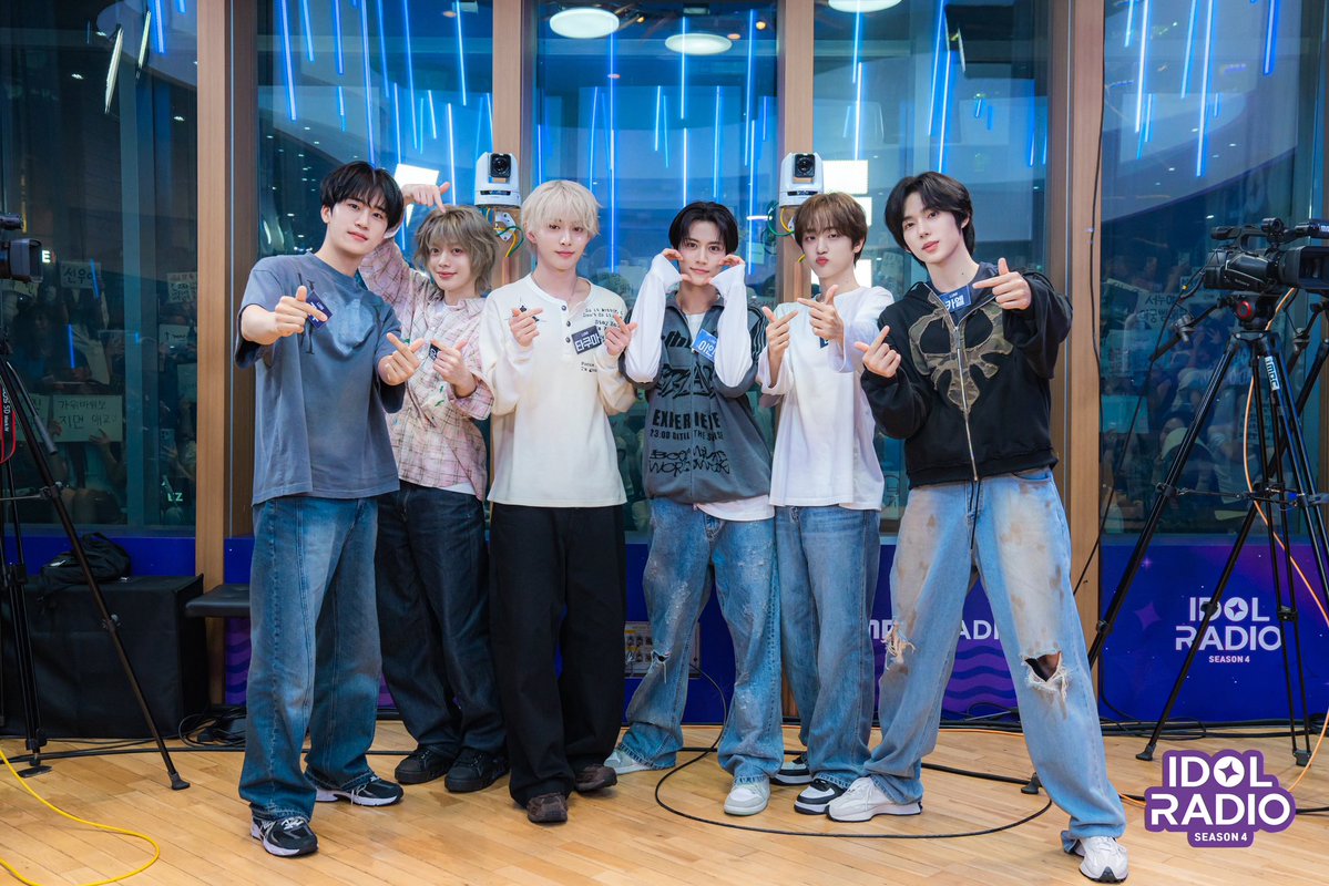 idolradiokorea's tweet photo. [#아이돌라디오4 앨범 260729]

EP#240 여보세요? 루네이트 아돌라 출연이라고요❓

누가 내 귀에 픽서 뿌렸냐
루네이트 스니커즈가 지워지지가 않네..👟

@LUN8_official

#MBC #IDOLRADIO #아이돌라디오 #루네이트 #LUN8 https://t.co/0w2o4OuZjz