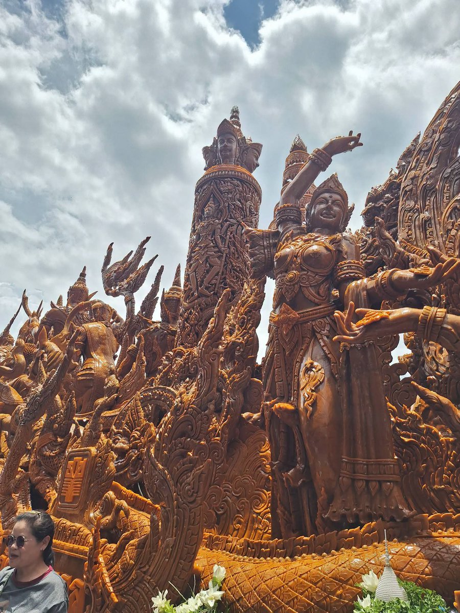 Klutarlnb's tweet photo. ต้นเทียนใหญ่"วัดไชยมงคล"ปีนี้ได้อันดับ๒เป็นต้นเทียนที่สวยงามมากๆอีก1 ต้น สวยงามและอลังการวิจิตรตระการตาจริงๆในฝีมือของคนไทยที่แกะสลักเทียนออกมาเป็นรูปลักษณ์ต่างๆมาดูกับตาเห็นแล้วทึ่งเลย #งานแห่เทียนพรรษาจังหวัดอุบลราชธานี๒๕๖๙ https://t.co/hqNI7fd4ZZ