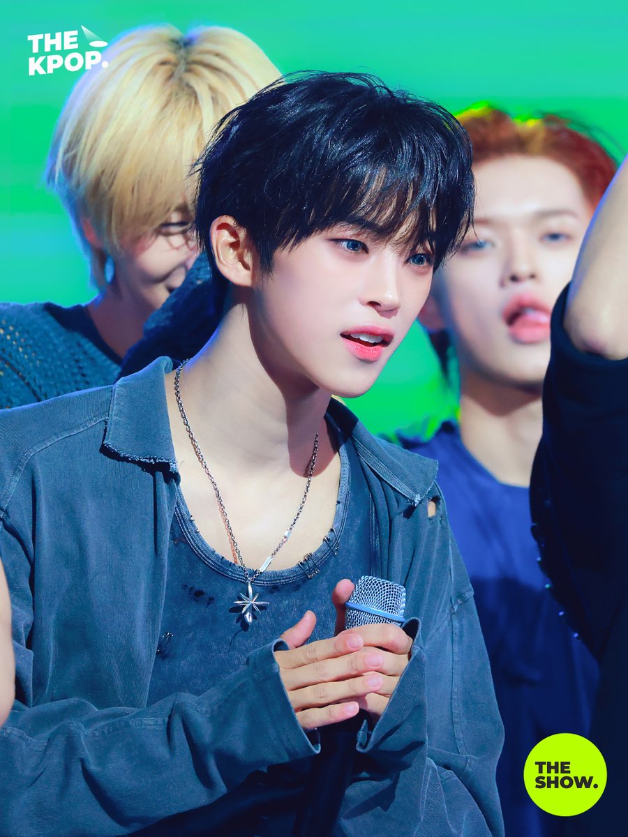 THEKPOP's tweet photo. [BEHIND PHOTO] THE SHOW. Ep.396 THE SHOW CHOICE #idntt #아이덴티티 #THESHOW #THEKPOP https://t.co/lmFbIkBQ9h