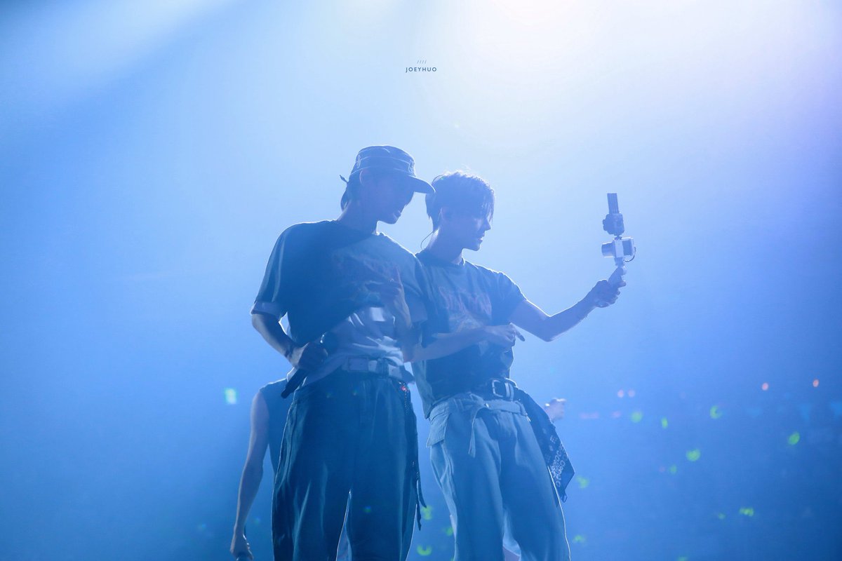 s___le's tweet photo. 사랑은 뜨거운 여름날의 환각 https://t.co/XE0K19S4aU