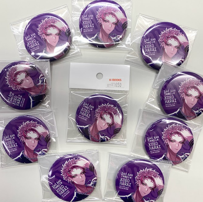 kbooks_select's tweet photo. 【入荷情報】

『清めの真言 良くなる方向 災い払い徳は積めってな』

「ヒプノシスマイク」よりCD「.Bad ASS Temple」の特典缶バッジ「波羅夷空却」纏まって入荷しました🏯

品切れとなっていた缶バッジとなりますので、お探しの方はお早目にご来店下さい🙌

＃kbooks　ヒプマイ　ファンミ　バドアス https://t.co/3UuG97s3CH