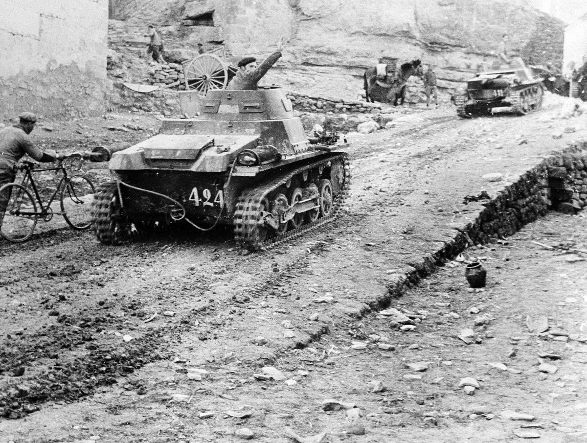 UncluGarrot's tweet photo. LA COLUMNA DE L'UNCLU
Avui us explicaré una altra anècdota que em va explicar l’avi Badó. Quan el juliol del 1939 els tancs de Franco van entrar a Catalunya victoriosos, quan van passar per La Roca, l'avi Mingu Cacuet, amb 93 anys i zero ganes de rendir-se, va sortir a trobar-los https://t.co/QY5vHrgHoC