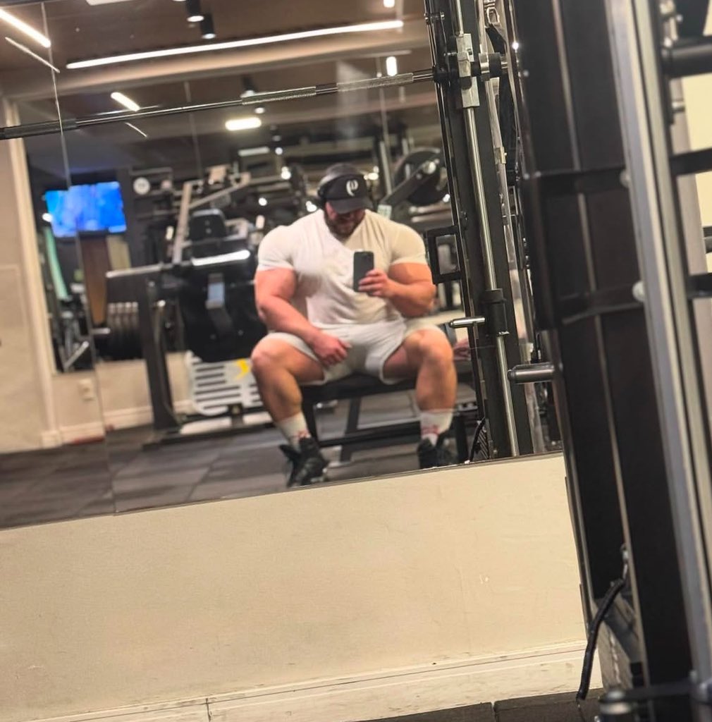Dannycarlosx6n's tweet photo. Another great upper day in the bag 🎒 

Cuffed cable lateral x3
Shoulder press x2
Chest press x3
Extreme row x 2
Lat pulldown x2
T bar superset shrugs x2
Dumbbell preacher curl x 2
Dip machine x3 https://t.co/tGUgf0v9B6