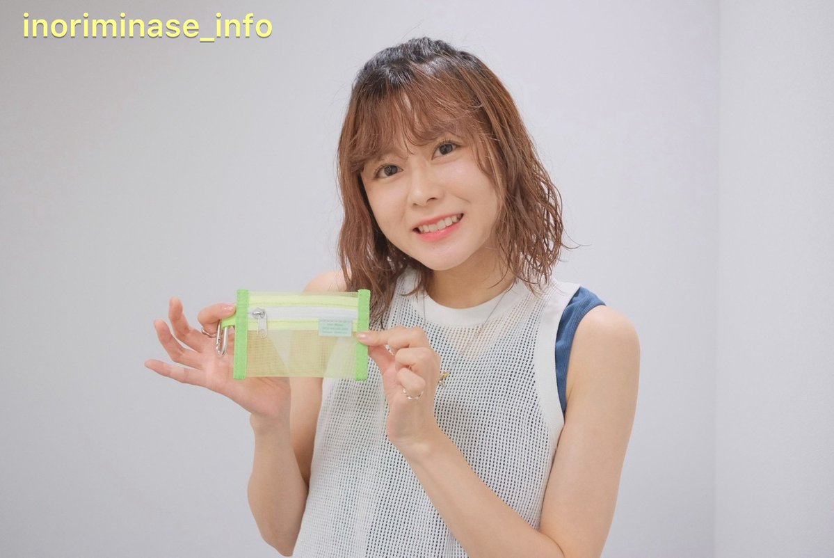 inoriminase's tweet photo. Inori Minase 
OPEN AIR LIVE 2026
Summer Challenger ☀️⛰️
￣￣￣￣￣￣￣￣￣￣￣￣￣
☆グッズ紹介⑭☆

#水瀬いのりOPENAIRLIVE のグッズを
１つずつご紹介していきます🛍️⏬

◾メッシュポーチキーリング
各¥1,500(税込)
SIZE：約H175×W80mm

カラビナ付きのメッシュ素材ポーチ。
キーリング&くらりチャームとの相性抜群！
一緒使いがおすすめです✨

🛒事前通販 - 8/16(日)まで
https://t.co/pBeORr8F1C

🔗特設サイト
https://t.co/ljcdXIFKIp

#水瀬いのり
(スタッフ)