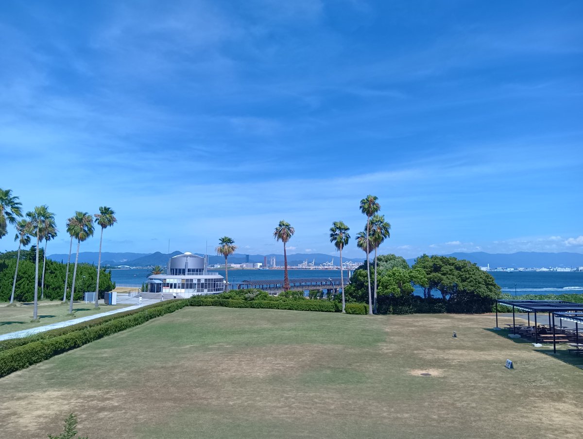 manabucy's tweet photo. 凄い快晴の行楽日和！
夏休みなので、マリンワールド家族連れで大賑わいです。
海風が気持ちいい〜♪
心配しないで、九州に旅行に来て下さい！
#熊本地震
#九州観光
#観光来て大丈夫です九州 
#イマソラ 福岡・海の中道 https://t.co/pmVihjVTz5