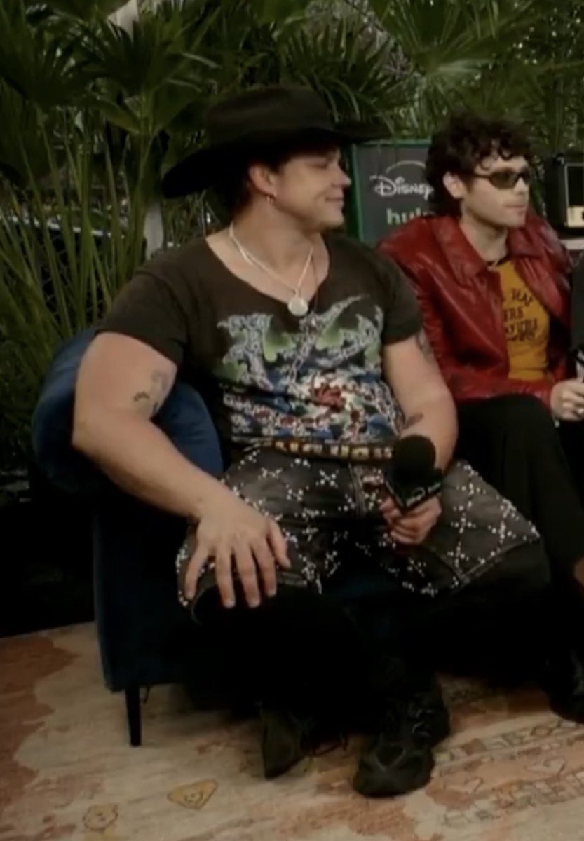 usedtohavemoree's tweet photo. if ashtons gonna do one thing its gonna b cutting the collar off his shirts and i lowk fw him so heavy for it https://t.co/wEc97V9sub